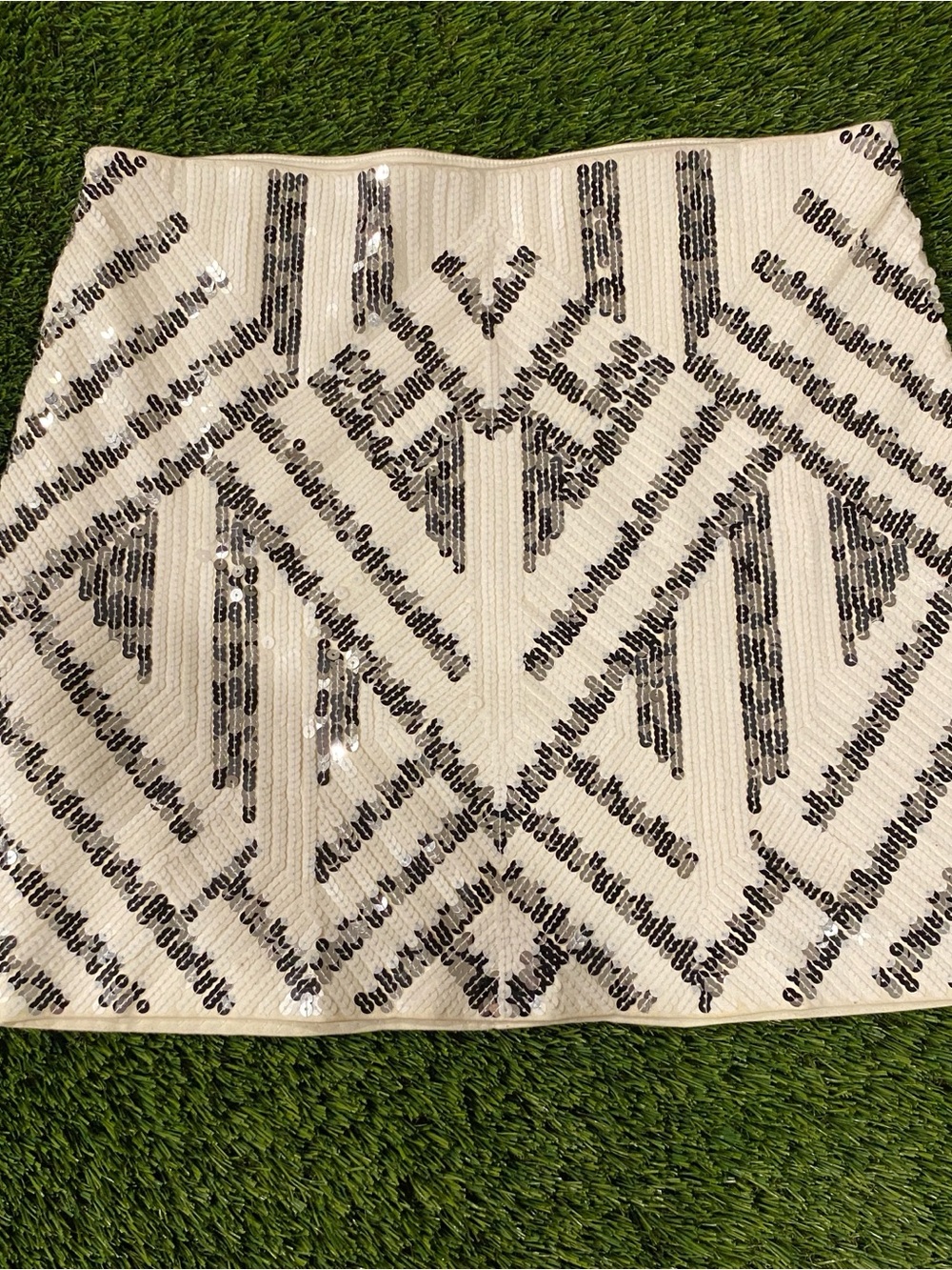 Express Women’s White/Black Geometric Sequin Mini Skirt L, Zip Closure, Short